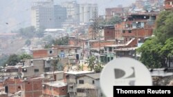 Una antena satelital en el vecindario de Catia, a las afueras de Caracas, la capital venezolana. Foto de archivo.