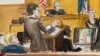 La actriz porno Stormy Daniels enfrenta más preguntas en el juicio a Trump
