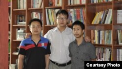 中国维权律师张凯（中）和同仁。（资料照）