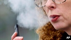 Según datos ofrecidos por la OPS, ya hay 34 países que han prohibido su venta, 88 no han establecido una edad mínima para comprarlos y 74 carecen de normativas específicas sobre estos “productos nocivos”.
