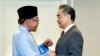 မလေးရှားဝန်ကြီးချုပ် Anwar Ibrahim နဲ့ တရုတ်နိုင်ငံခြားရေးဝန်ကြီး Wang Yi (သြဂုတ် ၁၁၊ ၂၀၂၃)