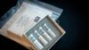 Esta foto provista por los Centros para la Prevención y el Control de Enfermedades, de EE.UU. muestra los kits de los CDC para la detección del nuevo coronavirus. 