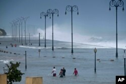 Cubanos avanzan por el inundado Malecón de La Habana tras el paso del huracán Irma por Cuba. Sept. 10, 2017.