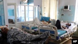 Afganos en un hospital después de resultados heridos en los ataques mortales fuera del aeropuerto en Kabul. Agosto 27, 2021.