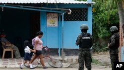 Soldados patrullan el barrio Riviera Hernández en San Pedro Sula, Honduras, el martes 27 de junio de 2023.