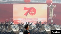 Vehículos militares chinos desfilan por la Plaza de Tiananmen de Beijing el 1 de octubre de 2019.