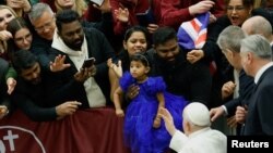 El papa Francisco bendice a feligreses este 7 de febrero de 2024 durante audiencia en la Sala Pablo VI del Vaticano, el pontífice mantiene una pugna con obispos conservadores que se niegan a dar la bendición a parejas del mismo sexo.