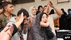 Palestinos lloran a familiares muertos en bombardeos israelíes, en el hospital al-Najjar en Rafah, en el sur de la Franja de Gaza, el 29 de abril de 2024.
