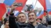 FOTO DE ARCHIVO: El líder de la oposición rusa Alexei Navalny y su hermano Oleg asisten a un mitin en memoria del político Boris Nemtsov en Moscú.