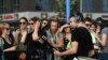 Personas con auriculares escuchan a la banda "von Welt" durante un "Concierto Silente" en la Galería East Side de Berlín, Alemania, el 10 de agosto de 2019.