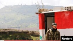 Un soldado sirio hace guardia en un puesto de control en el cruce de Quneitra entre su país y los Altos del Golán controlados por Israel. Vista desde el lado sirio en Quneitra. Foto de archivo.