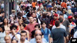 Miles de personas caminan a diario por Times Square, una emblemática plaza de Nueva York, ciudad que está cortando todos sus lazos comerciales con la Organización Trump.