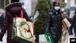 Personas haciendo compras en Boston, EEUU, el 10 de diciembre de 2022.