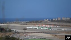 Aviones estacionados en el aeropuerto de Maiquetía luego de que el gobierno venezolano cancelara vuelos domésticos y algunos destinos internacionales en medio de la pandemia, en La Guaira, Venezuela, el 21 de marzo de 2020. Foto: AP