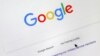 ARCHIVO - La imagen muestra cómo un cursor se mueve sobre la página del motor de búsqueda de Google, en Portland, Oregon, el 28 de agosto de 2018. El gigante tecnológico se ha unido a la SIP para apoyar a medios en América del Sur