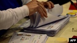 Los miembros del Consejo Nacional Electoral de Ecuador (CNE) cuentan los votos de la segunda vuelta de las elecciones del 2 de abril de 2017, en el Coliseo Rumiñahui en Quito.