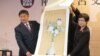 两岸故宫在台北联合召开记者会并交换纪念品(美国之音张永泰拍摄)