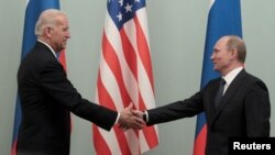 El vicepresidente de EE.UU., Joe Biden, y el primer ministro ruso, Vladimir Putin, en un ecuentro entre ambos el 10 de marzo de 2011 en Moscú.
