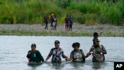 Un grupo de migrantes atraviesa el Tapón del Darién, en Panamá, el 4 de octubre de 2023.