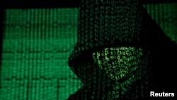 Ilustración de un pirata cibernético entre códigos digitales.
