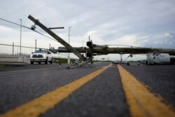Postes caídos en Sabine Pass, Texas, dejaron a unas 650.000 personas sin electricidad.