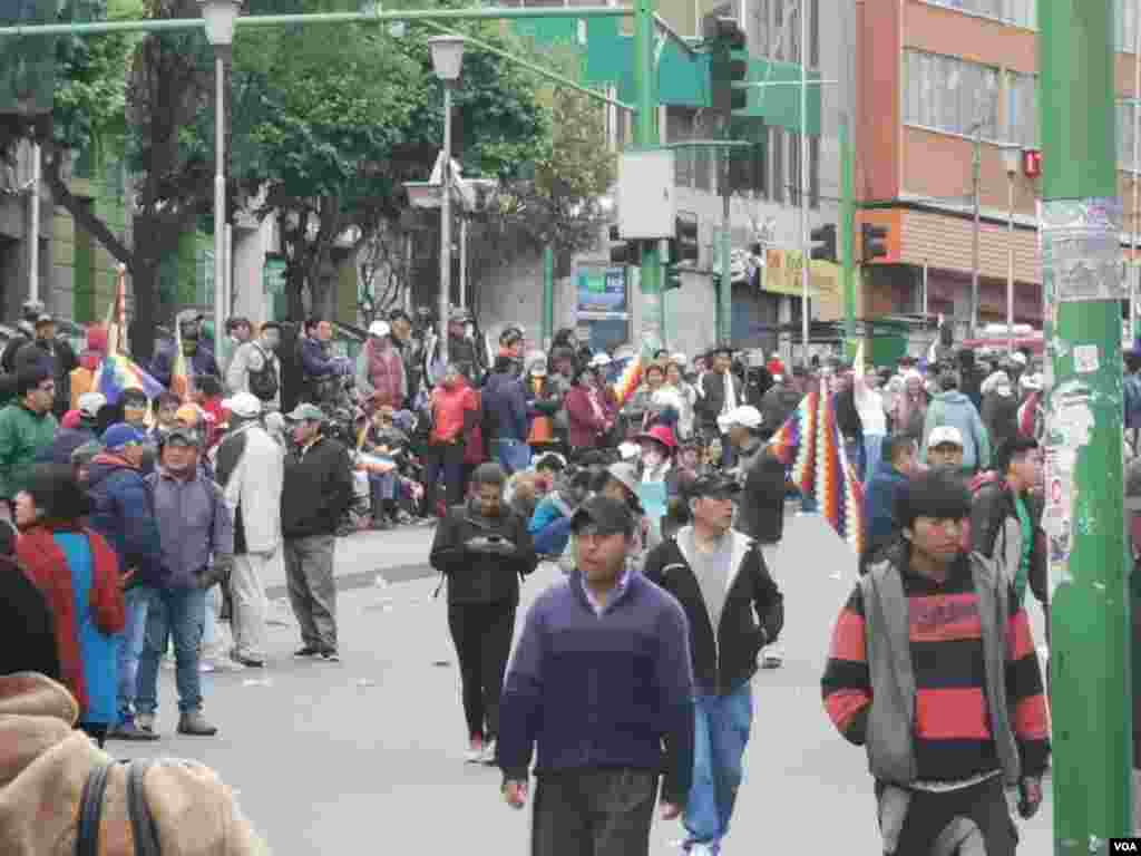 Entre sus gritos se escucha: " No hubo fraude" y " Evo, no estás solo".