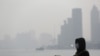 在上海空气污染严重的一天，民众带着防护口罩游览外滩