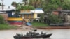 Soldados de la Armada venezolana patrullan el río Arauca, la frontera natural con Colombia, visto desde Arauquita, Colombia, el 26 de marzo de 2021.