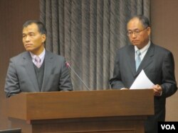 台湾交通部长叶匡时(左)在立法院接受质询(美国之音 张永泰)