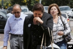 Familiares de tres trabajadores de prensa secuestrados en la frontera de Ecuador y Colombia llegan para reunirse con el presidente en Quito, Ecuador, el viernes 13 de abril.