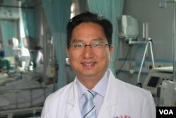 上海市第五人民医院呼吸科副主任揭志军教授在接受美国之音记者采访,谈到他首先发现了H7N9新型禽流感的经过。(美国之音东方拍摄)