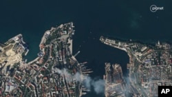 En esta fotografía satelital proporcionada por Planet Labs, se ve humo saliendo del edificio del cuartel general de la flota rusa del Mar Negro en Sebastopol, Crimea, el 22 de septiembre de 2023, tras ser alcanzado por un ataque con misiles lanzado por el ejército ucraniano.