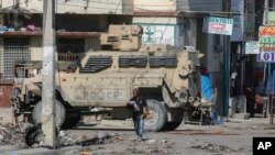Un auto de policía blindado patrulla la zona del Hospital General, en Puerto Príncipe, Haití, el martes 2 de abril de 2024.