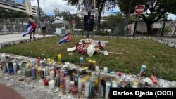 Velas y ofrendas religiosas por la recuperación del regotonero cubano conocido como "El Taiger", quien falleció después de varios días internado en el Jackson Memorial Hospital, de Miami, a consecuencia de un balazo que recibió en la cabeza. [Foto: Martí Noticias]