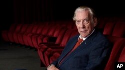 ARCHIVO - El actor Donald Sutherland en la Academia de Artes y Ciencias Cinematográficas en Beverly Hills, California, el 13 de octubre de 2017. Sutherland, el imponente actor canadiense de "M.A.S.H." y "The Hunger Games", ha muerto a los 88 años. 