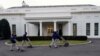 Empleados cargan camiones con las pertenencias de los empleados de la administración saliente en la Casa Blanca, el 14 de enero de 2020.