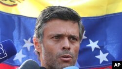El líder de la oposición venezolana, Leopoldo López, habla durante una conferencia de prensa en la puerta de la residencia del embajador español en Caracas el 2 de mayo de 2019.