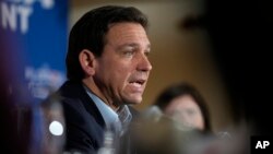 El gobernador de Florida, Ron DeSantis, durante una mesa redonda, el viernes 19 de mayo de 2023, en Bedford, Nueva Hampshire, EEUU