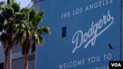 Los Dodgers atribuyeron su situación a la negativa del béisbol de Grandes Ligas a aprobarles un acuerdo multimillonario con la televisión.