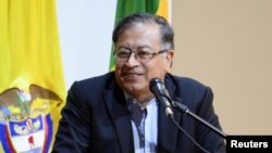 El presidente electo de Colombia, Gustavo Petro, se dirige a la audiencia en su alma mater, la Universidad Externado de Colombia, en Bogotá.