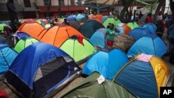 ARCHIVO - Migrantes haitianos acampan en plaza Giordano Bruno en el vecindario de Juárez en Ciudad de México el 18 de mayo de 2023. El INM informó del desmantelamiento de un campamento con unos 400 migrantes de distintas nacionalidades, en centro de Ciudad de México.