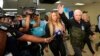 El expresidente panameño Ricardo Martinelli camina en el Aeropuerto Internacional de Tocumen, en Ciudad de Panamá, el miércoles 25 de enero de 2023.