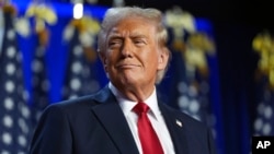 ARCHIVO - Donald Trump llega a una fiesta de observación de la noche de las elecciones en el Centro de Convenciones de Palm Beach en West Palm Beach, Florida, el 6 de noviembre de 2024.