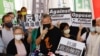 El activista pro-democracia Lee Cheuk-yan habla con los medios de comunicación al llegar a los tribunales de West Kowloon, Hong Kong, el 1 de abril de 2021.
