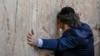 ARCHIVO - El presidente argentino Javier Milei ora en el Muro de los Lamentos en la Ciudad Vieja de Jerusalén, el 6 de febrero de 2024. 