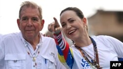 ARCHIVO - El entonces candidato presidencial de la oposición venezolana, Edmundo González Urrutia, y la líder opositora María Corina Machado asisten a un mitin de campaña en Maracaibo, estado Zulia, Venezuela, el 23 de julio de 2024.