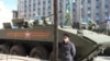 5月7日红场阅兵前夕彩排时停在莫斯科街头的新式战车(美国之音白桦拍摄)
