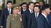朝鲜国防委员会副委员长、军队总政治局长黄炳誓次帅（穿军装者）与朝鲜劳动党中央书记崔龙海等官员离开仁川的酒店。（2014年10月4日）