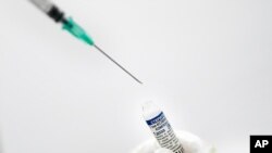 Un médico prepara una dosis de la vacuna rusa Sputnik-V en el hospital público Ana Francisca Pérez de León II en Caracas, el 19 de febrero de 2021.