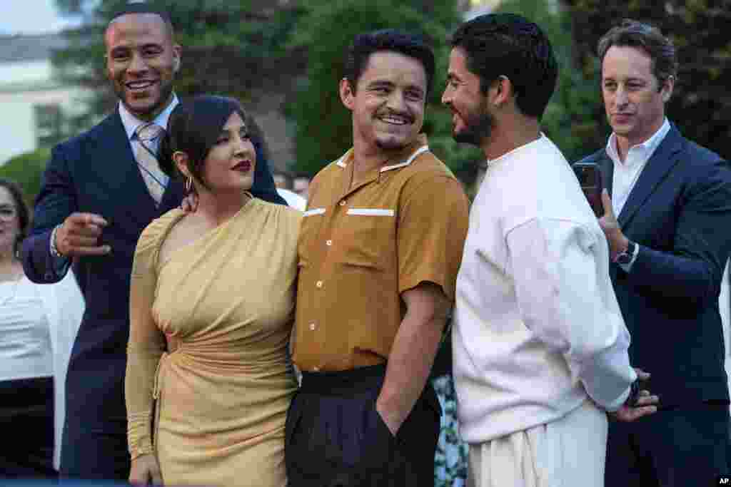 Actores de la película &quot;Flamin&#39; Hot&quot;, incluidos Annie Gonzalez, centro izquierda, y Jesse García, centro derecha, aseguraron que esta es una muestra del &quot;alcance&quot; latino.
